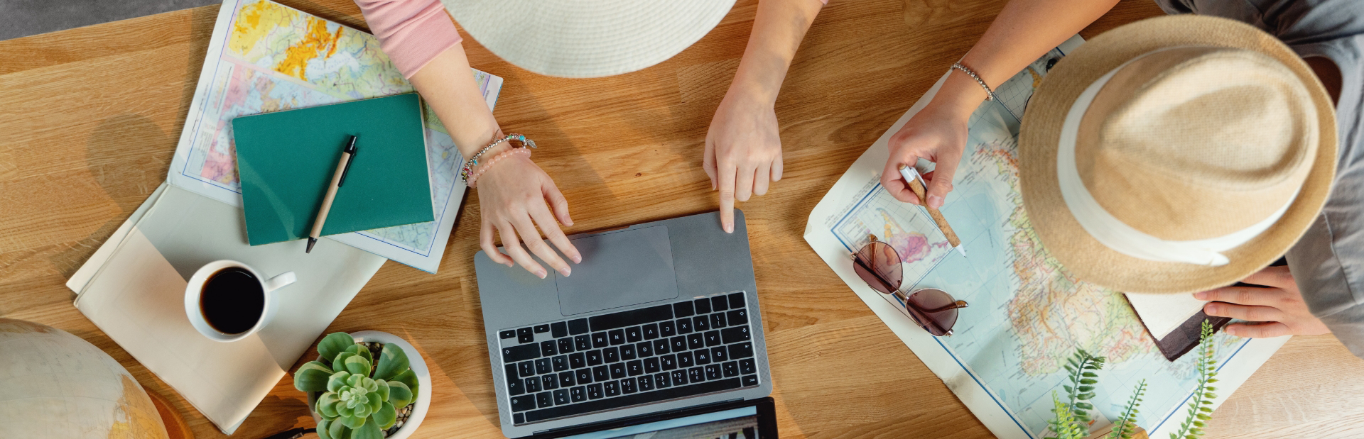 Menschen planen eine Reise mit Laptop und Karte