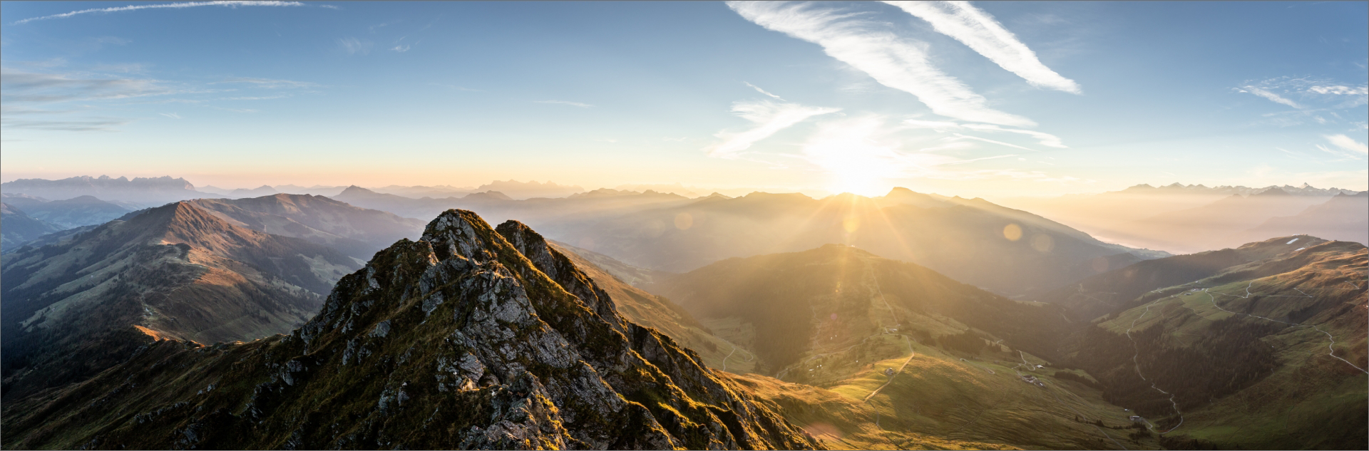 Sonnenaufgang über Bergspitze