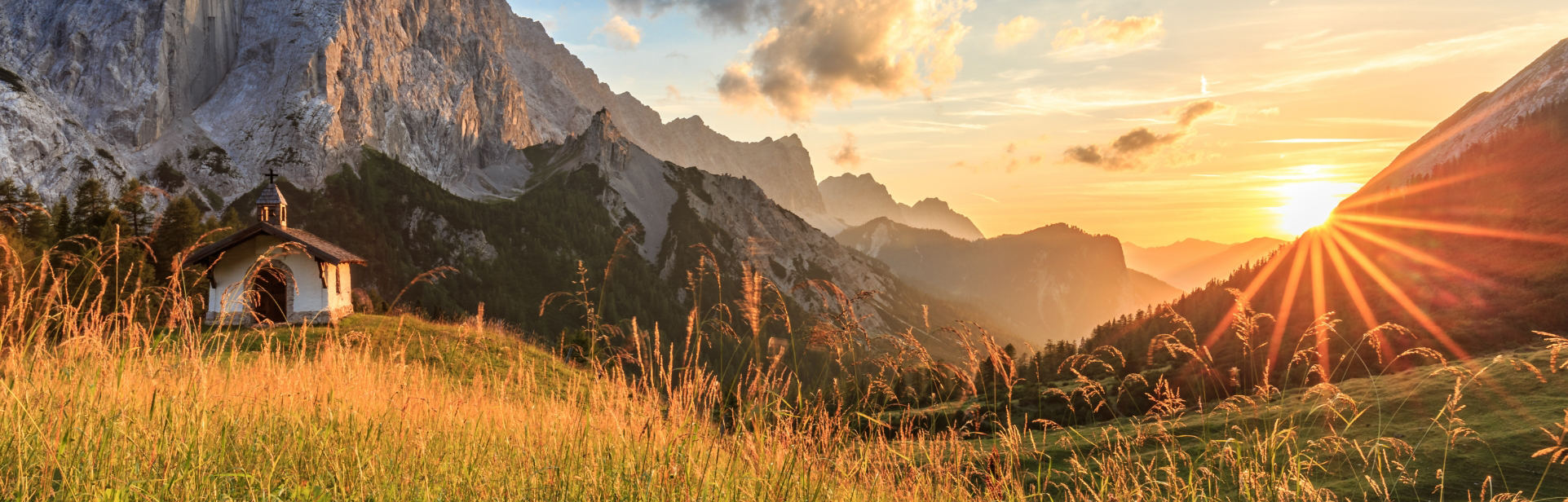 Berglandschaft mit untergehender Sonne